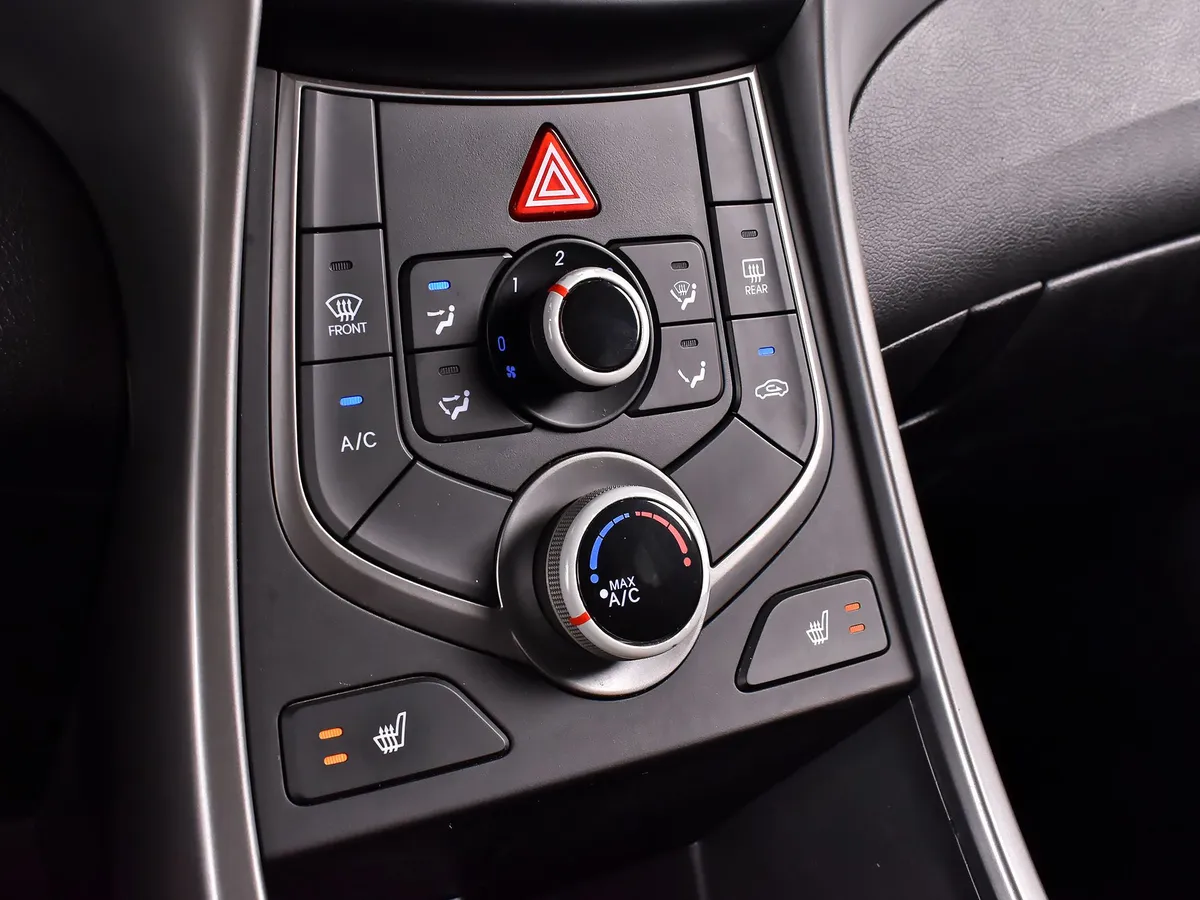 Hyundai Elantra 2015 Base (M813)