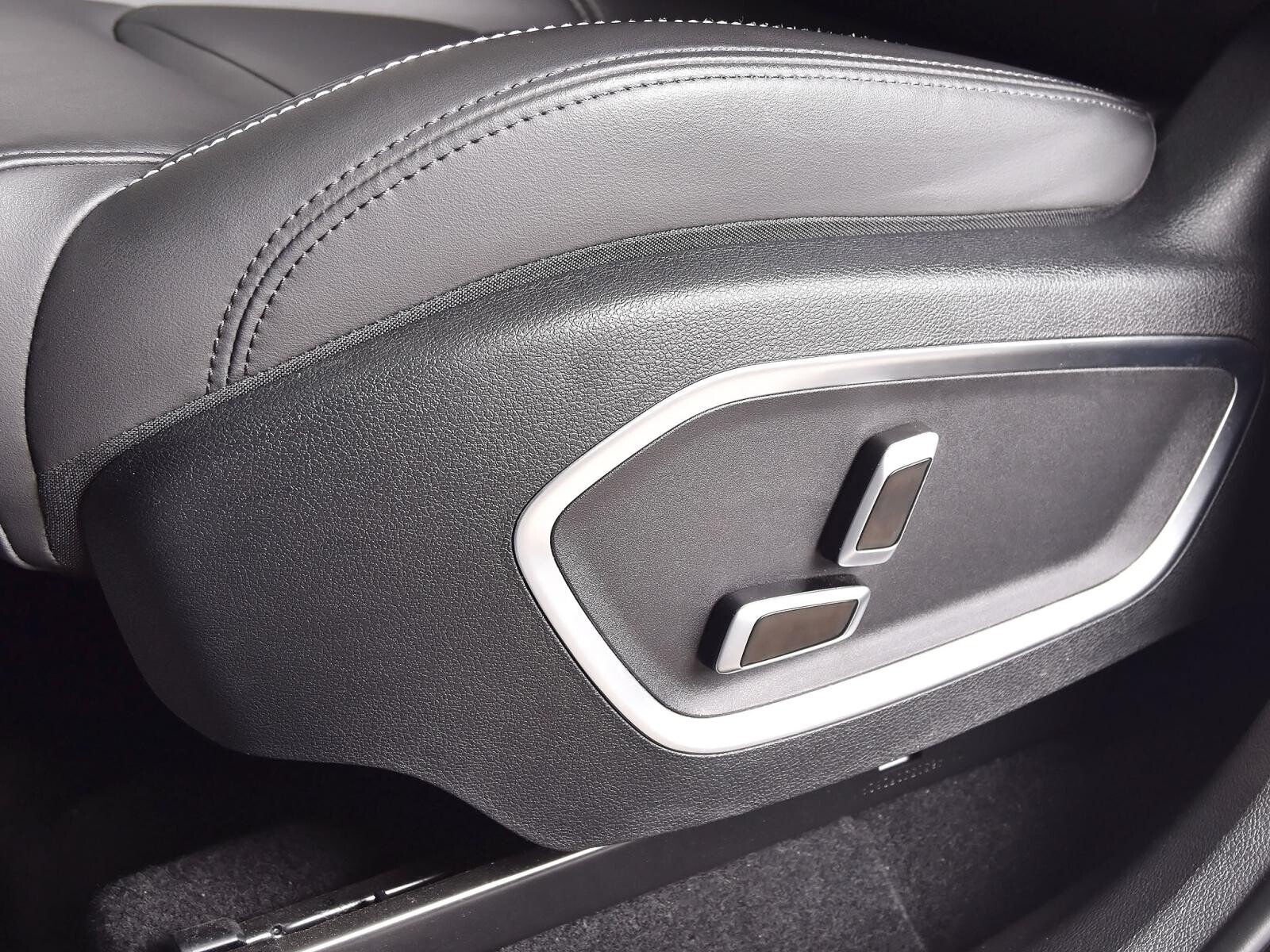 Geely Tugella 2021