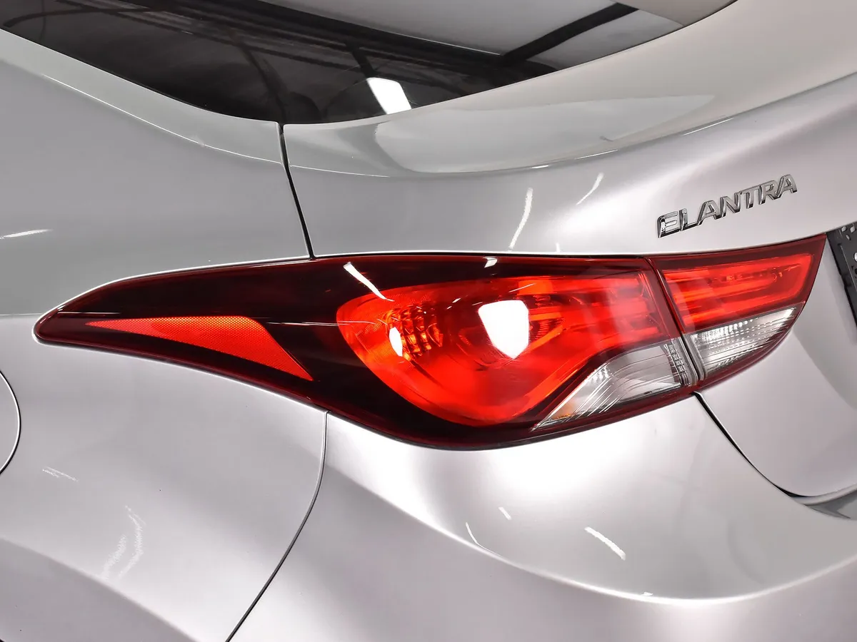 Hyundai Elantra 2015 Base (M813)