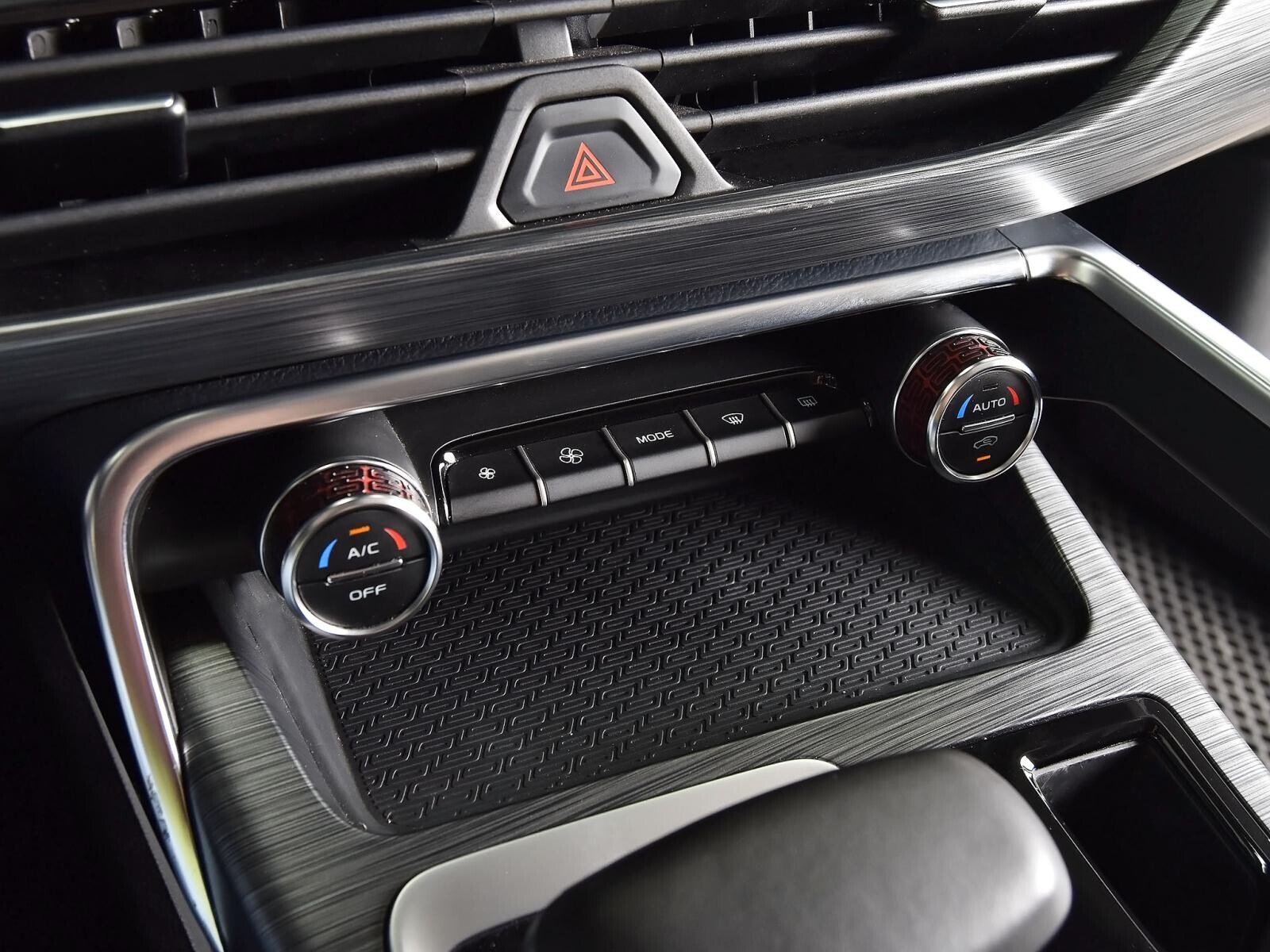 Geely Tugella 2021